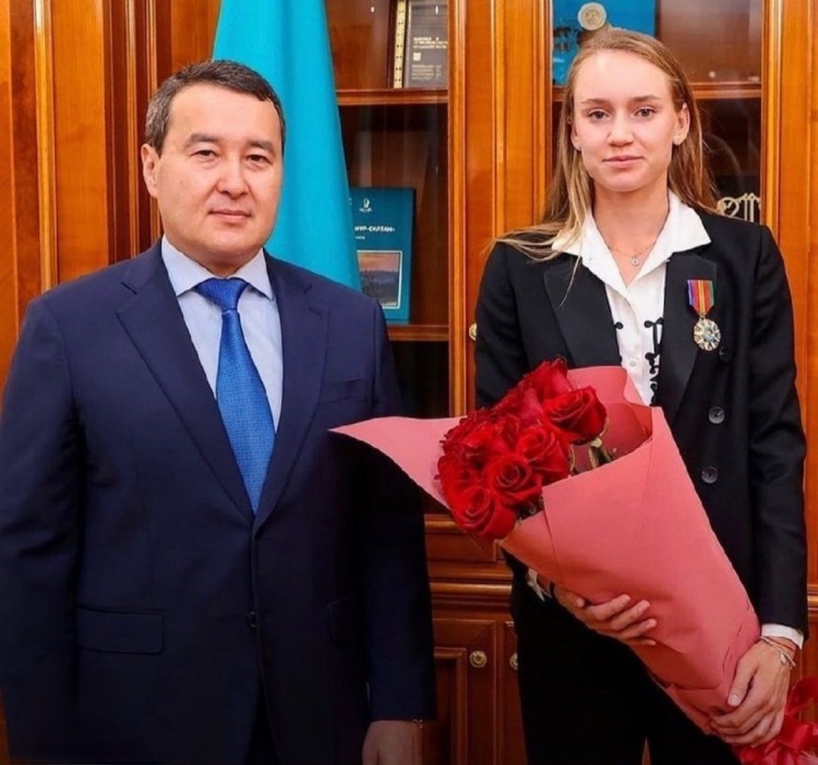 的篮球赛场 的篮球赛场